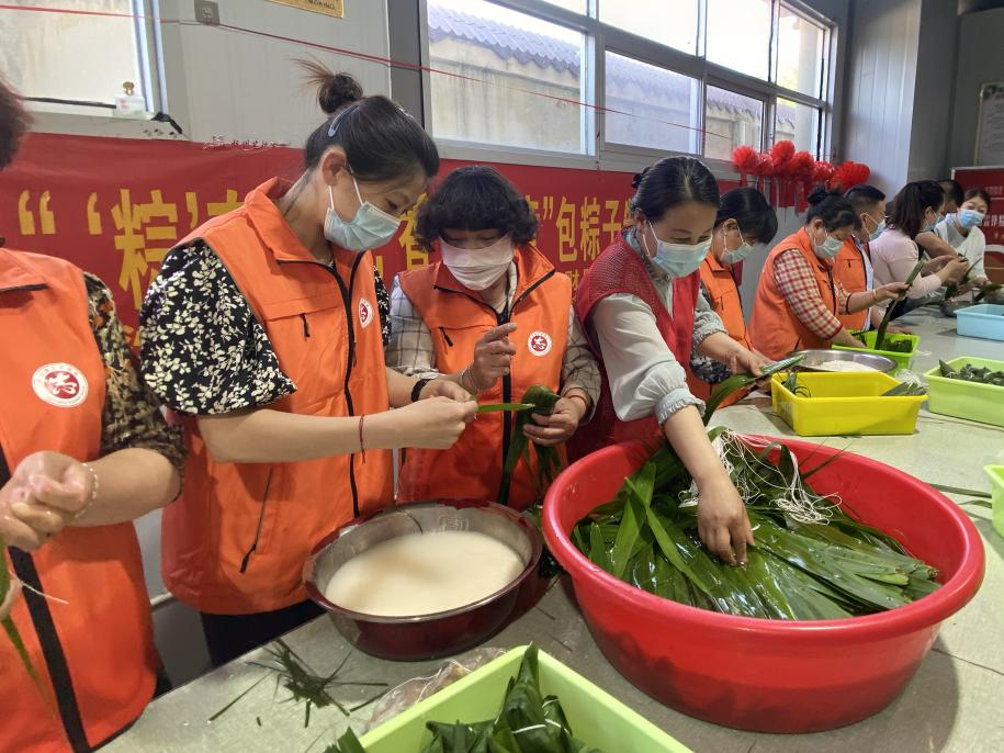 青口供電所黨支部聯(lián)合生產(chǎn)生活服務(wù)中心分會(huì)、黃沙坨社區(qū)，共同舉辦“悠悠艾草香 濃濃端午情”系列活動(dòng)。.png